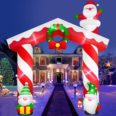 Grande arche gonflable de Noël décorée de cannes en bonbon, lutins et Père Noël, installée à l'entrée d'une maison illuminée et décorée pour les fêtes d'hiver - Amazon