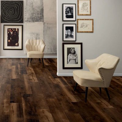 Salon galerie au style rétro avec fauteuils crème et plancher foncé texturé de la collection H2Organic, offert chez Céramique l’Entrepôt