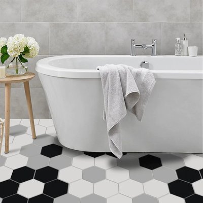 Salle de bain élégante avec baignoire autoportante et céramique hexagonale noir, gris et blanc de la collection Helios, chez Céramique l’Entrepôt