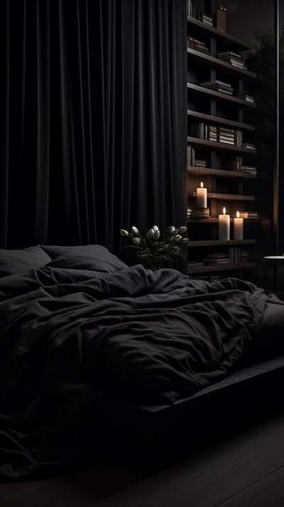 Chambre à coucher au style sombre et minimaliste avec literie noire, rideaux épais, étagère murale garnie de livres, chandelles allumées et bouquet de fleurs blanches créant une atmosphère chaleureuse et apaisante Source - Herbert C. Long Pinterest