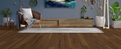 Salon moderne avec plancher de bois franc High Noon de Fuzion Flooring, fauteuil en cuir et décoration naturelle.