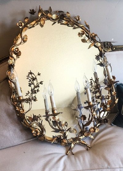 Miroir ovale vintage avec cadre doré orné de fleurs et bougeoirs intégrés au style chandelier