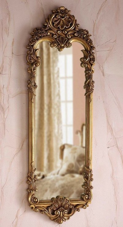 Miroir rectangulaire étroit avec cadre doré sculpté de motifs floraux et coquille, reflétant un intérieur élégant