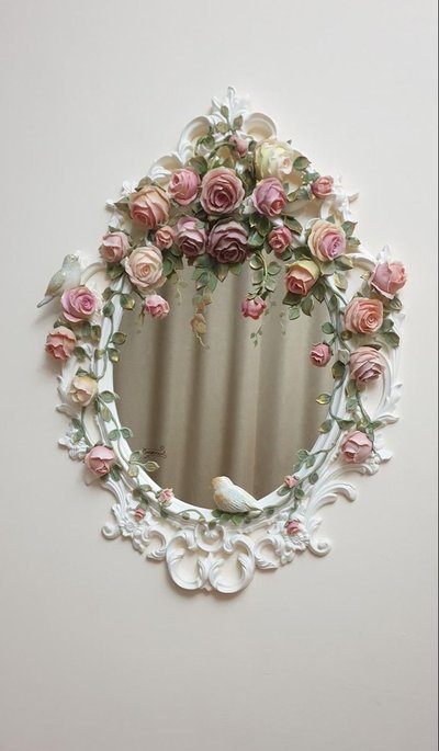 Miroir ovale avec cadre blanc orné de roses pastel et de petits oiseaux décoratifs
