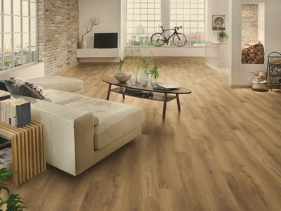 Salon moderne avec grande fenestration et plancher stratifié effet chêne clair Iris par Fuzion Flooring