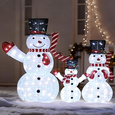 Famille de bonhommes de neige lumineux avec chapeaux haut-de-forme, écharpes rouges et gants, décorant une cour enneigée pour Noël - Amazon