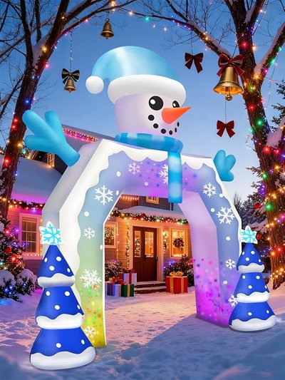 Arche gonflable en forme de bonhomme de neige décorée de flocons et de sapins bleus lumineux, installée dans une cour enneigée devant une maison décorée avec des lumières et des cadeaux de Noël - Amazon