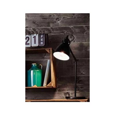 Lampe de table noire au style industriel avec abat-jour orientable, posée sur un bureau en bois devant un mur en bois sombre, à côté d'une étagère rustique contenant un calendrier et une carafe verte, image provenant de Royaume Luminaire