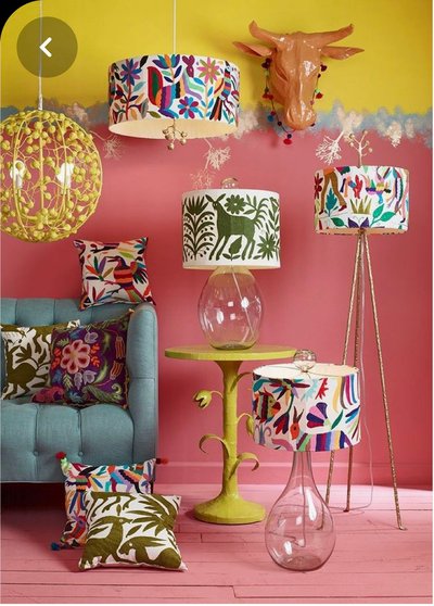 Photo par Andrea Czak Lampe de table au style coloré avec abat-jour brodé, présentée dans un décor vibrant photographié pour Pinterest