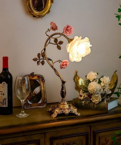 Lampe de table Etsy en forme de tige florale avec abat-jour en rose blanche illuminée, posée sur un buffet décoré, image Pinterest