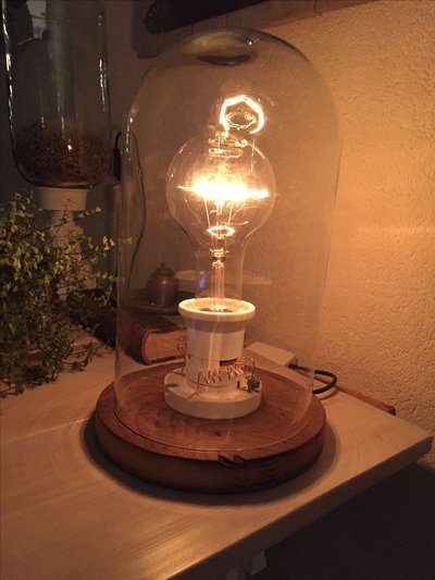 Photo par Leo Roodnat Lampe de table avec ampoule vintage sous cloche en verre et base en bois, image Pinterest