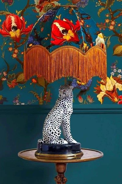 Photo par Melissa Beckett Lampe de table avec pied en forme de léopard et abat-jour fleuri à franges orangées, image Pinterest