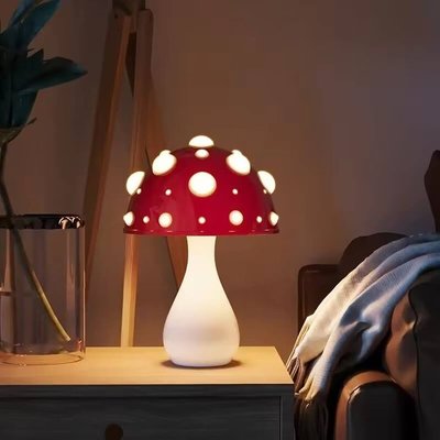Photo par Moreushop Lampe de table en forme de champignon rouge à pois blancs, posée sur une table de chevet, image Pinterest