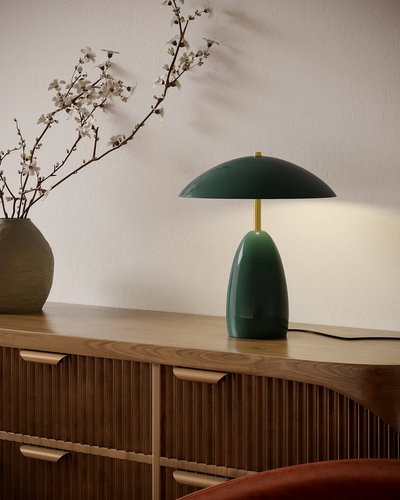 Lampe de table au design moderne avec pied vert et abat-jour assorti, posée sur un buffet en bois, photo par Luminaires & cie