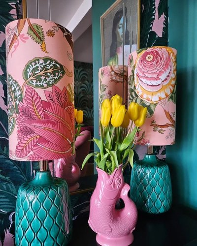 Photo par Rebecca Farwell Lampe de table avec pied en céramique turquoise et abat-jour floral rose, présentée dans un décor coloré, photo Pinterest"