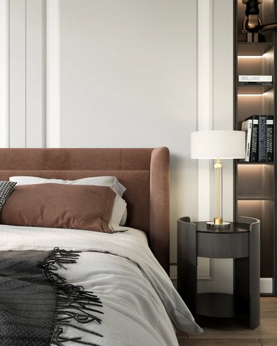 Lampe de table moderne avec pied doré et abat-jour blanc, posée sur une table de chevet noire dans une chambre contemporaine, photo par Luminaires & cie