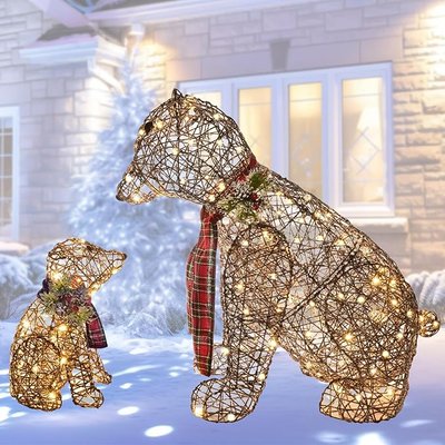 Décoration lumineuse de Noël représentant un ours polaire adulte et un ourson assis, ornés de guirlandes et d'écharpes rouges à carreaux, devant une maison enneigée décorée pour les fêtes - amazon