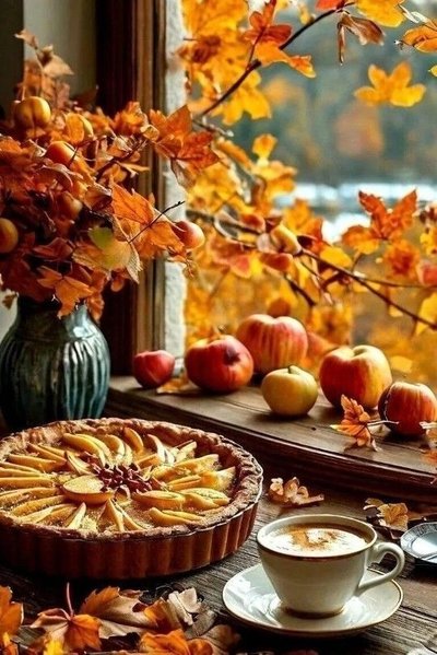 Tarte aux pommes maison servie avec un café latté Source - Magdolna Farkas Pinterest Tarte aux pommes maison servie avec un café latté sur le rebord d'une fenêtre décorée de feuillage d'automne, pommes fraîches et ambiance chaleureuse de saison Source - Magdolna Farkas Pinterest