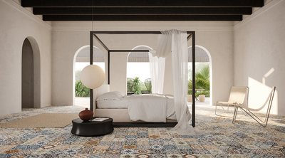 Chambre lumineuse avec lit à baldaquin et céramique à motifs marocains colorés de la collection Marrakesh, chez Céramique l’Entrepôt