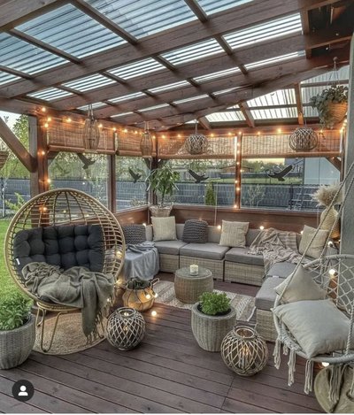 Terrasse couverte avec toit en polycarbonate Source - Me L Pinterest Terrasse couverte avec toit en polycarbonate, mobilier en rotin tressé, fauteuil suspendu, plantes en pots et guirlandes lumineuses créant une ambiance détente extérieure Source - Me L Pinterest