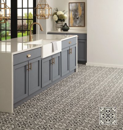 Cuisine au style classique avec armoires bleu-gris et céramique à motif floral noir et blanc de la collection Memoir Petal, chez Céramique l’Entrepôt