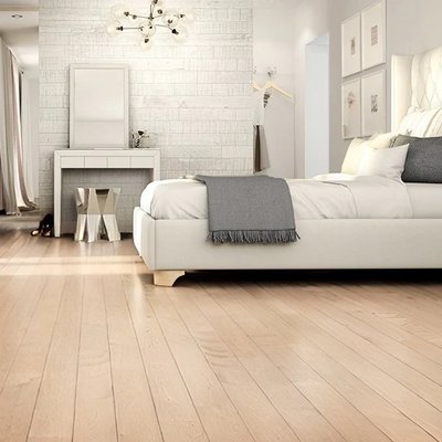Chambre lumineuse avec lit rembourré et plancher de merisier Nuance SolidClassic mat de Flordeco