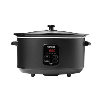 Mijoteuse programmable noire de 6 litres de la marque Ricardo, avec panneau de contrôle numérique, affichage LED rouge et boutons de réglage, offerte chez Doyon Després