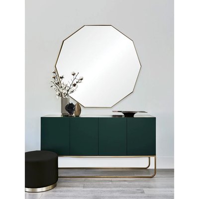 Miroir mural octogonal à cadre doré de Lovaco, accroché au-dessus d’un buffet vert foncé moderne avec détails dorés et décor floral minimaliste.