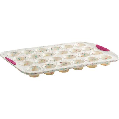 Moule à 24 mini muffins en silicone blanc avec motif confettis colorés et poignées roses antidérapantes de chez Eugène Allard