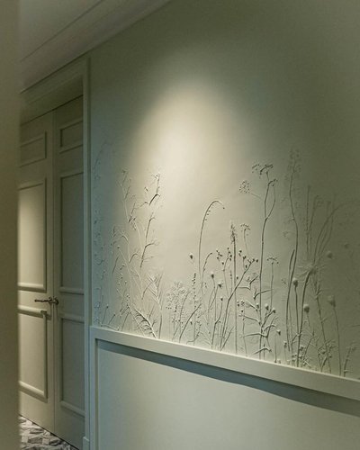 Couloir élégant avec mur texturé en relief représentant des plantes et herbes sauvages, dans des tons vert sauge Source - Piglitseva Pinterest