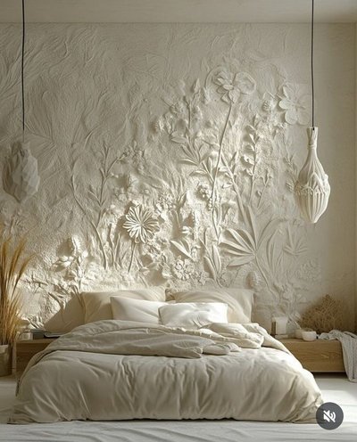Chambre paisible décorée de tons neutres avec un mur en relief orné de fleurs sculptées, lit beige moelleux et suspensions design Source - Oksana Sakharova Pinterest