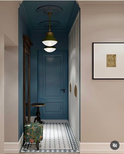 Couloir étroit avec murs et porte bleu foncé, plafond orné de moulures, carrelage géométrique au sol et tabouret à motif floral Source - Ann Pinterest
