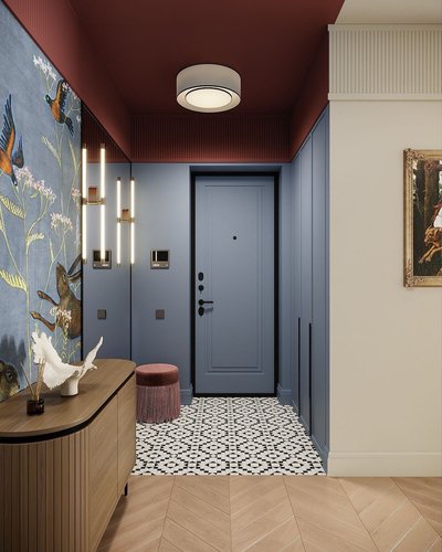 Entrée moderne avec mur bleu et plafond rouge foncé, sol en carrelage graphique noir et blanc, meuble en bois et décoration murale florale Source - Daria Kareva Pinterest