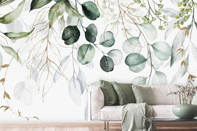 Murale décorative florale avec feuillage vert et doré sur fond blanc, ajoutant une touche botanique élégante à un salon moderne muni d’un canapé crème avec coussins verts, une table basse en verre et un vase de fleurs séchées, parfait pour une ambiance naturelle et apaisante de chez Mural Unique