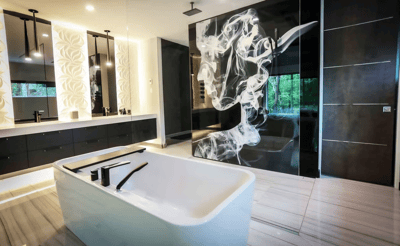 Salle de bain luxueuse avec baignoire autoportante blanche, mur de douche noir artistique avec effet de fumée blanche et décor moderne haut de gamme de chez Muraluxe