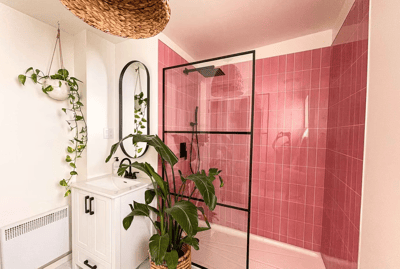 Salle de bain au style bohème chic avec mur de douche en céramique rose