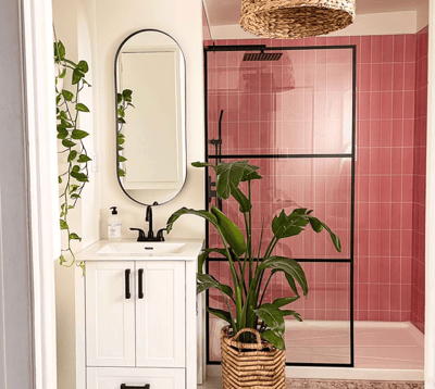Salle de bain contemporaine au style naturel avec douche en céramique rose