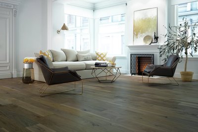 Plancher en noyer américain Naked avec fini Authentic Mat de Plancher 2000, dans un salon lumineux au décor chic et moderne avec foyer et mobilier minimaliste