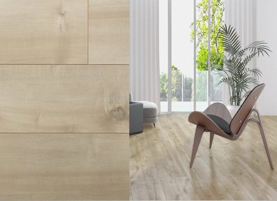Salon épuré avec plancher flottant clair à l’aspect bois naturel de la collection Naturali, offert chez Céramique l’Entrepôt