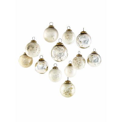 Un ensemble de boules de Noël en verre clair et blanc, décorées de détails dorés et argentés subtils, avec des attaches dorées. Les boules reflètent un style élégant et festif, parfait pour une décoration de sapin raffinée.