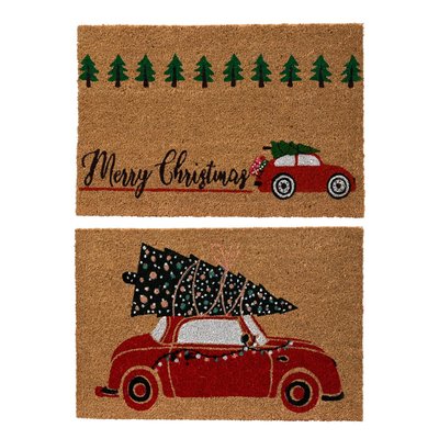 Paillassons de Noël en fibres naturelles avec motifs de voiture rouge transportant un sapin décoré, accompagnés du message 'Merry Christmas' et d'une rangée de petits sapins verts - Décors Véronneau