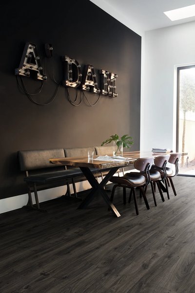 Plancher stratifié foncé Newcastle Oak Dark de la collection Park Lane Smart-Laminate chez Plancher 2000, dans une salle à manger au décor industriel chic