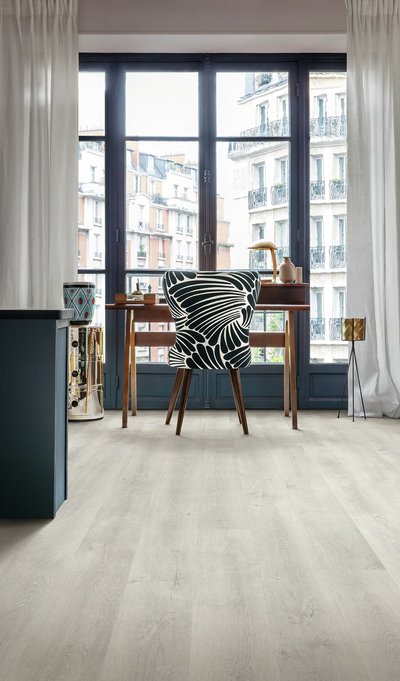Plancher stratifié effet chêne pâle Venice Oak Light de la collection Park Lane Smart-Laminate chez Plancher 2000, dans un bureau lumineux au style contemporain