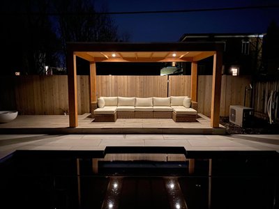 Pergola de chez Patio Concept Construction illuminé en soirée