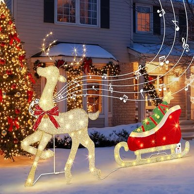 Décoration extérieure de Noël illuminée représentant un renne lumineux avec un nœud rouge tirant un traîneau rouge rempli de cadeaux, devant une maison décorée de guirlandes et d'un grand sapin, avec des notes de musique flottant dans l'air - AMAZON
