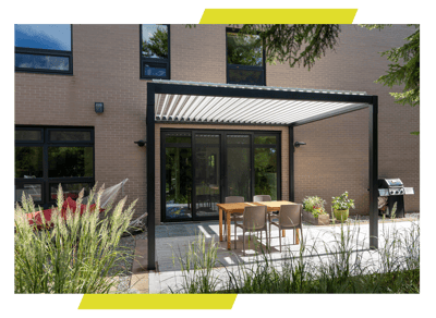 Pergola bioclimatique en aluminium installée par Auvents Valleyfield sur une terrasse résidentielle avec salle à manger extérieure