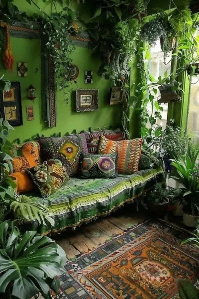 Coin salon vibrant rempli de plantes d’intérieur et de textiles colorés, ambiance bohème inspirée de Aušra K. sur Pinterest