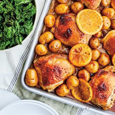 Poulet rôti avec pommes de terre et tranches d’orange sur une plaque de cuisson antiadhésive Eugène Allard, accompagné de chou frisé en accompagnement