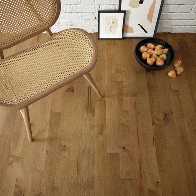 Plancher d'érable PRO Mat couleur Acorn Brown de Plancher 2000, avec chaise en bois et panier de poires en décoration
