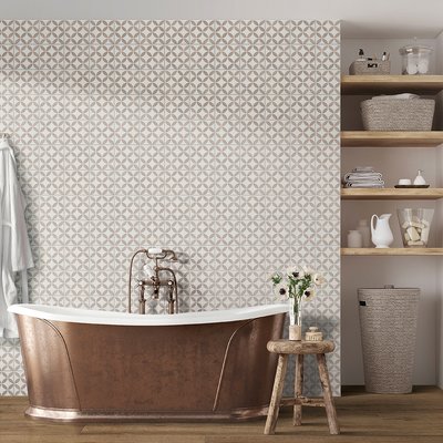 Salle de bain de style rustique chic avec baignoire autoportante en cuivre martelé, mur en céramique à motifs géométriques beiges et blancs, étagères ouvertes en bois naturel avec paniers tressés, serviettes et accessoires décoratifs, sur un plancher effet bois chaleureux par Déco Surfaces.